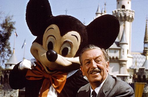 Walt Disney mit einer Micky-Maus-Figur im kalifornischen Disneyland Foto: dpa