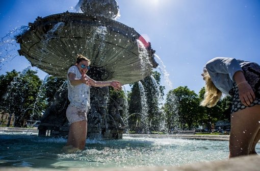 Wer nicht ins Freibad konnte, sprang in den Brunnen am Stuttgarter Schlossplatz. Foto: Lichtgut/Max Kovalenko