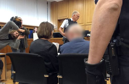 Der Angeklagte  neben seiner Anwältin Anke Stiefel-Bechdolf. Foto: dpa