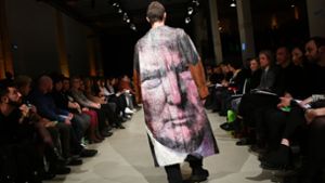 Ein schräger Auftritt: Bei der Fashion Week in Berlin hatte sogar US-Präsident Donald Trump einen Auftritt – wenn auch nur als Aufdruck der Designerin Bea Brücker. Foto: dpa