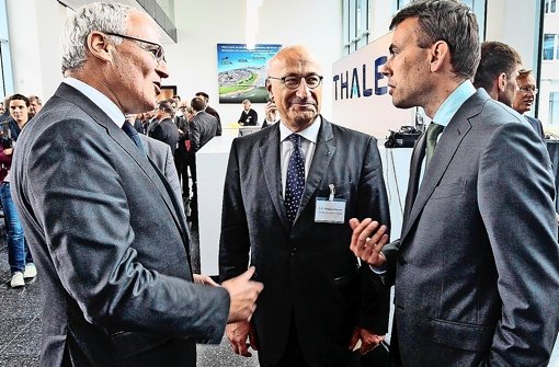 Konzernchef Jean-Bernard Lévy im Gespräch mit Botschafter Philippe Etienne und    Finanz- und Wirtschaftsminister Nils Schmid (v. li.) Foto: FACTUM-WEISE