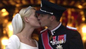 Es war DIE Hochzeit des Jahres 2001 - und das Happy End für ein Paar, das lange für seine Liebe gekämpft hatte: Mette-Marit Tjessem Høiby und Norwegens Kronprinz Haakon - Osloer Partygirl trifft wohlerzogenen jungen Mann aus der ersten, der königlichen Familie des Landes. Foto: dpa