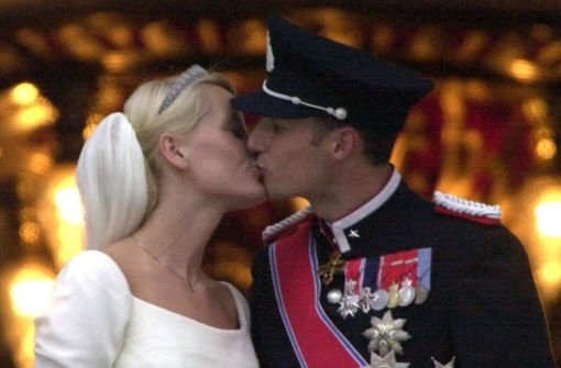 Es war DIE Hochzeit des Jahres 2001 - und das Happy End für ein Paar, das lange für seine Liebe gekämpft hatte: Mette-Marit Tjessem Høiby und Norwegens Kronprinz Haakon - Osloer Partygirl trifft wohlerzogenen jungen Mann aus der ersten, der königlichen Familie des Landes. Foto: dpa