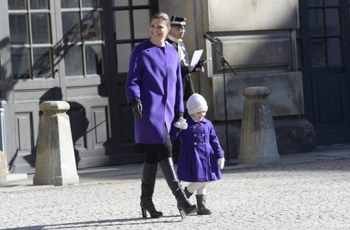 Gut gelaunt traten Victoria von Schweden und ihre Tochter Estelle am Donnerstag vor die Gratulanten in Stockholm. Victoria feierte ihren Namenstag. Foto: dpa