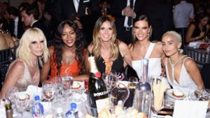 Stars unter sich: Donatella Versage, Naomi Campbell, Heidi Klum, Alessandra Ambrosio und Zoe Kravitz bei der „amfAR-Gala“ in New York. Foto: Getty