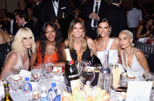 Stars unter sich: Donatella Versage, Naomi Campbell, Heidi Klum, Alessandra Ambrosio und Zoe Kravitz bei der „amfAR-Gala“ in New York. Foto: Getty