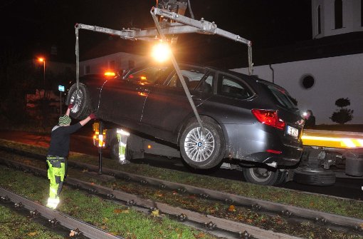 Ein Autofahrer ist am Freitagabend in das Gleisbett der Stadtbahnlinie U15 gefahren und das Auto hat sich wohl so verkeilt, dass nur noch ein Abschleppwagen mit einem Kran weiterhelfen konnte. Foto: Andreas Rosar Fotoagentur-Stuttgart