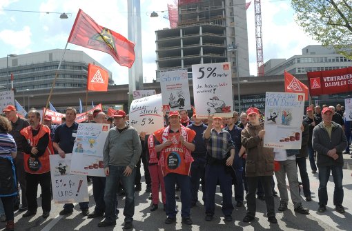 Mitarbeiter des Stuttgarter Automobilkonzerns Daimler demonstrieren vor dem Werk in Bad Cannstatt. Foto: dpa