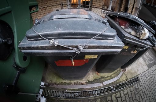 Nicht nur im Stuttgarter Heusteigviertel sichern Bürger ihre Mülltonnen mit Ketten und Vorhängeschlössern  gegen  die missbräuchliche Befüllung Foto: Lichtgut/Achim Zweygarth