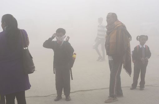 Die Menschen in Indien versuchen sich unter anderem mit Halstüchern vor dem Smog zu schützen Foto: AP