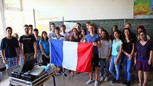 Apolline Martins (links, neben der Frankreich-Fahne) war zu Gast in der Rilke-Realschule und brachte   den Schülern französische Lebensart und Kultur näher. Foto: Georg Friedel