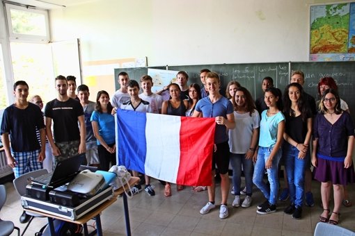 Apolline Martins (links, neben der Frankreich-Fahne) war zu Gast in der Rilke-Realschule und brachte   den Schülern französische Lebensart und Kultur näher. Foto: Georg Friedel