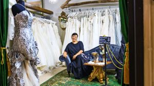 Yvonne Morgenthaler inmitten ihres neuesten Projekts: Der Brautmoden-Abteilung in ihrem Schönaicher Geschäft. Foto: Stefanie Schlecht
