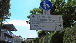 In Leinfelden-Echterdingen gibt es kaum Wegweiser für Radler  mit Kilometerangaben. Und auf diesem am Bahnhof in Echterdingen ist Filderstadt-Plattenhardt  nicht ausgewiesen. Foto: Malte Klein