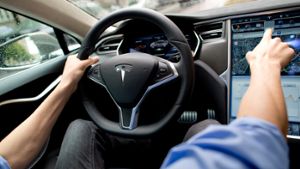 Tesla darf das Assistenz-System nicht mehr als „Autopilot“ bezeichnen. Foto: dpa