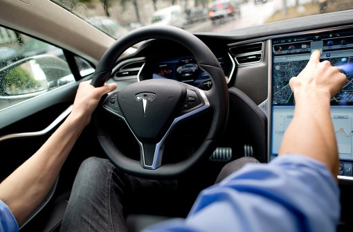 Tesla darf das Assistenz-System nicht mehr als „Autopilot“ bezeichnen. Foto: dpa