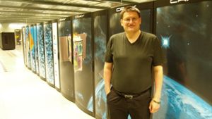 Professor Michael Resch, der Leiter des Höchstleistungsrechenzentrums und damit Herr über Hornet, steht vor dem neuen Supercomputer. Foto: Rüdiger Ott