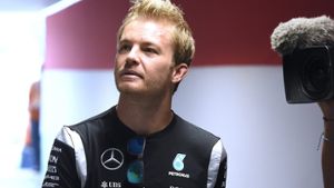 Nico Rosberg wird auch nächste Saison noch den Stern auf der Brust tragen. Foto: dpa