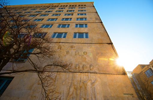 Netze sichern die Fassade am Gebäude des Landgerichts in Stuttgart. Foto: Lg/Leif / Piechowski
