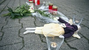 Kerzen, Blumen, eine Puppe: So drückten Anwohner am Montag in Köngen ihre Trauer aus. Foto: dpa