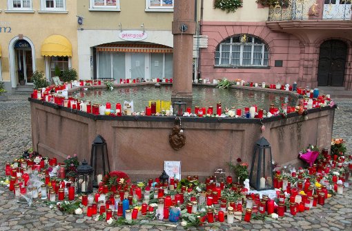 Kerzen und Gedenkbriefe stehen in Endingen auf dem Stadtbrunnen. Nach dem Mord an einer 27-jährigen Joggerin hat die Polizei nun eine Belohnung ausgesetzt. Foto: dpa