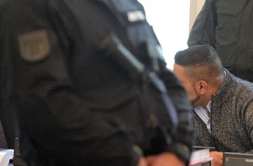 Ein Mitglied der Black Jackets sitzt im Prozess auf der Anklagebank. Nun soll sich der Chef der United Tribuns zu dem tödlichen Streit äußern. Foto: dpa