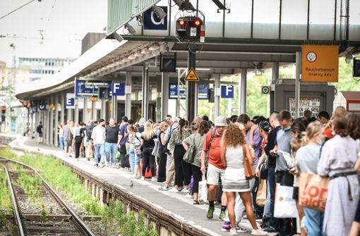 Wartende Zugreisende am Samstagmittag in Stuttgart Foto: Lichtgut/Ferdinando Iannone