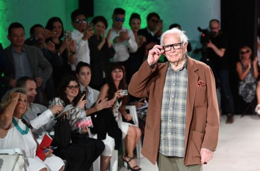 Der Haute Couture Designer Pierre Cardin hat die futuristische Mode mitbegründet und als Erster für die Masse entworfen. (Archivbild) Foto: AFP/ANNE-CHRISTINE POUJOULAT