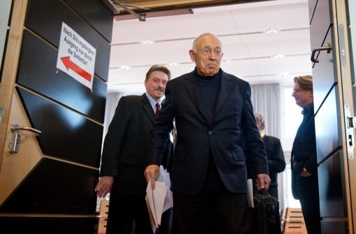 Heiner Geißler verlässt den Verhandlungssaal. Foto: dpa