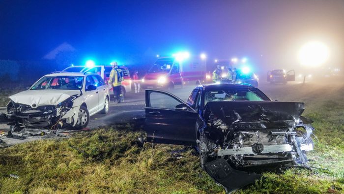 Autofahrer gerät in Gegenverkehr – sechs Verletzte
