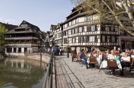 Im Straßburger Stadtviertel La Petite France gibt es einige Möglichkeiten, draußen zu essen. Foto: imago stock&people