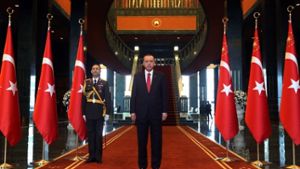 Der türkische Präsident Erdogan is not amused – doch Ministerpräsident Kretschmann hat die Kritik an einer Schulbuch-Karikatur scharf zurückgewiesen. Erdogan solle lieber lernen, mit den Kritikern im eigenen Land anständig umzugehen Foto: dpa
