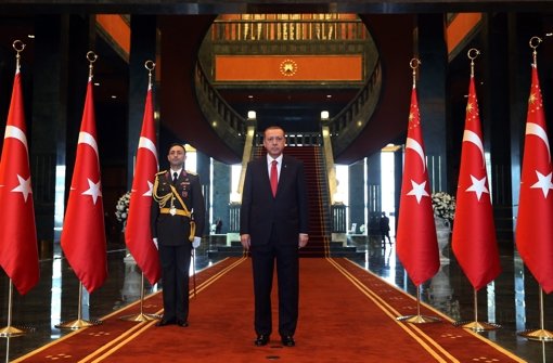 Der türkische Präsident Erdogan is not amused – doch Ministerpräsident Kretschmann hat die Kritik an einer Schulbuch-Karikatur scharf zurückgewiesen. Erdogan solle lieber lernen, mit den Kritikern im eigenen Land anständig umzugehen Foto: dpa