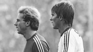 Die legendären Innenverteidiger des VfB: Karlheinz Förster (re., mit Karl-Heinz Rummenigge vom FC Bayern) spielte von 1977 bis 1986 bei den Roten. Der Europameister von 1980 war auch beim Meistertitel 1984 der Fels in der Brandung. Foto: Baumann