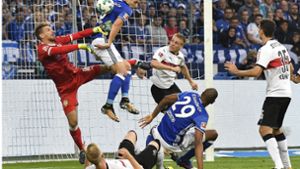 Der VfB Stuttgart spielt in der Veltins-Arena gegen den FC Schalke 04 – Schalke ging früh in Führung. Foto: AP