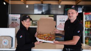 Eine Pizza mit hervorragendem Nährwert: Markus Waßmuth und Mitarbeiterin Nina Bonac mit dem „Fitness Fan“. Foto: Lichtgut/Leif Piechowski