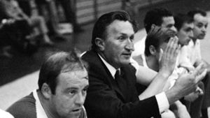 Auch als Trainer von Frisch Auf Göppingen erfolgreich: Bernhard Kempa (neben Horst Singer/li.). Foto: Baumann