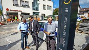 Der Bürgermeister Thomas Riesch sowie  Matthias  Weis  (links) und Jürgen Frey (rechts) von der EnBW   testen die Funktionen der neuen Säule. Foto: factum/Granville