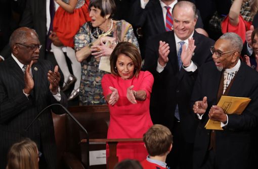 Nach der Machtübernahme der Demokraten im US-Repräsentantenhaus ist Nancy Pelosi (Mitte) zur neuen Vorsitzenden der Kongresskammer gewählt worden Foto: AFP