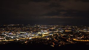 Ein Lichtermeer bis zum Horizont: Stuttgart bei Nacht. Foto: Leserfotograf hobbyfotograf
