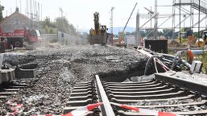 An der Baustelle des Bahntunnels finden bei Niederbühl Arbeiten statt. Dort haben sich Bahngleise abgesenkt. Foto: dpa