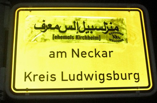 Kirchheim auf Arabisch: Unbekannte haben Ortsschilder im Kreis Ludwigsburg mit arabischen Schriftzeichen überklebt.  Foto: Polizei