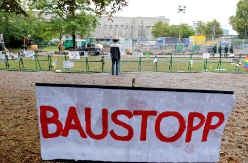Auf einem Protestplakat im Schlossgarten fordern Gegner des milliardenschweren Bahnprojekts Stuttgart 21 einen Baustopp. Foto: dpa