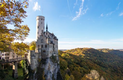 Hoch auf einem Felsen liegt das Ziel: Burg Lichtenstein Foto: AdobeStock Daniel Smolcic
