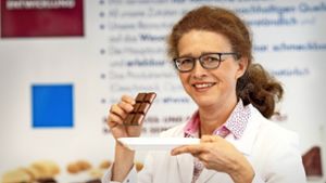 Marianne Burkhardt prüft in der Versuchsküche   die Konsistenz  der Erdbeer-Mousse. Foto: factum/Weise