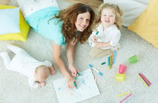 Für Eltern, die ihre Kinder zuhause selbst betreuen, steigt die finanzielle Unterstützung vom Staat. Foto: Shutterstock/Pressmaster