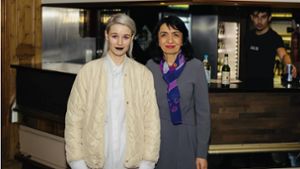 Diana Burkot  von     der russischen Aktivistinnengruppe Pussy  Riot (links) traf vor ihrem Konzert im Studio  Gaga in Stuttgart die Landtagspräsidentin Muhterem Aras. Foto: engelhard-photography-