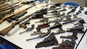 Ein Waffennarr aus Sachsenheim hat in seinem Keller Gewehre, Pistolen und Panzerfäuste gesammelt.  Foto: Polizeipräsidium Ludwigsburg