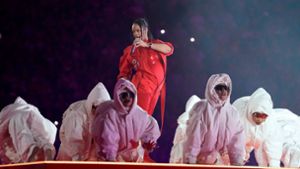 Rihanna mit sichtbarem Bäuchlein bei der Halftime Show – umgeben von ihren Tänzern. Foto: AFP/TIMOTHY A. CLARY