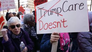 Während US-Präsident Donald Trump versuchte, Stimmen im eigenen Lager zu sammeln, protestierten vor dem Trump-Hotel in Washington Bürger gegen eine Abschaffung von Obamacare. Foto: AFP